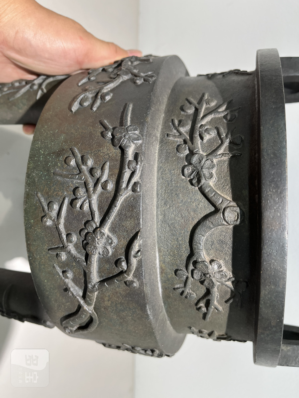 明 高浮雕梅枝纹冲天耳鼎式炉 - 图8